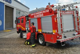 Loja de auto-peças pega fogo nesta madrugada em Maceió