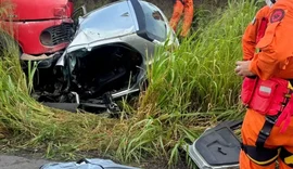 Colisão entre carro e caminhão deixa um morto na BR-101, em São Miguel dos Campos