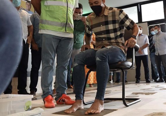 Firmino é homenageado em Alagoas e deixa marca dos pés no Hall da Fama do Rei Pelé