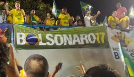 Apoiadores Ponta Verde para celebrar vitória de Bolsonaro