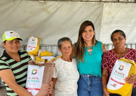 Prefeita fomenta produção agrícola em Novo Lino com entrega de sementes