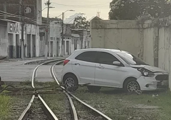Carro invade estação central de trens em Maceió; condutor não foi identificado