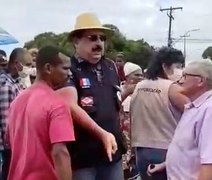 Em vídeo, prefeito de Rio Largo reprime protesto e xinga manifestantes