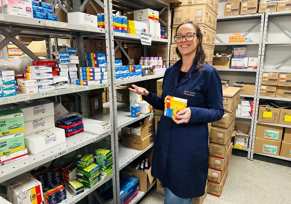 Farmacêutica alerta em Alagoas para riscos da automedicação durante inverno