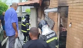 Susto no Centro: Incêndio destrói quiosque na Praça da Matriz em, AL