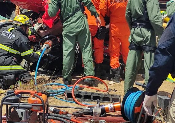 Choque entre caminhões deixa um morto e outro preso às ferragens