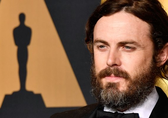 Casey Affleck pede desculpas e assume que errou