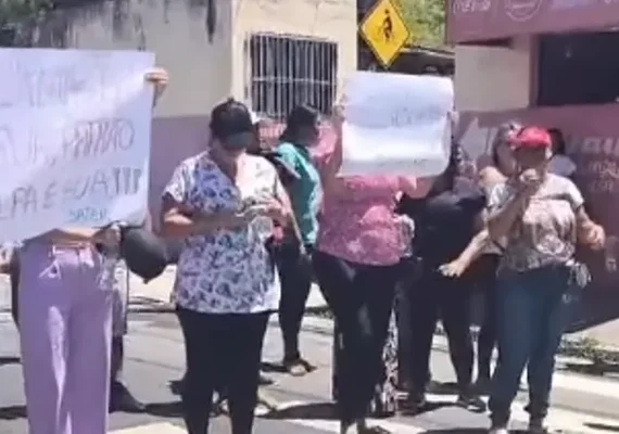 Trabalhadores de hospitais no Centro de Maceió realizam protesto por salários atrasados