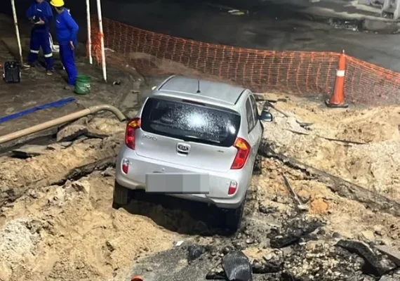 Veículo em alta velocidade invade obra após atropelar pedestre em Maceió
