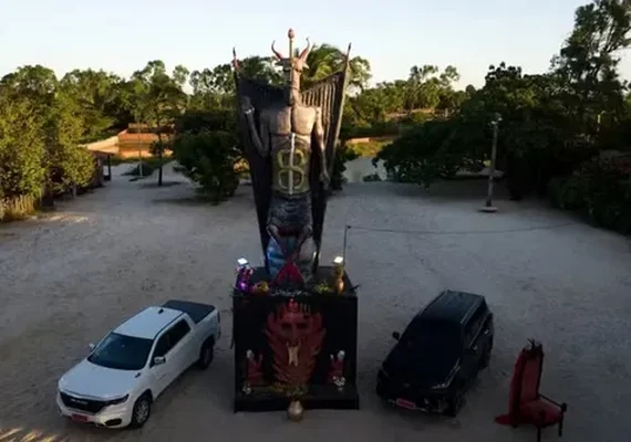 Cidade nordestina ganha estátua de 11 metros em homenagem ao diabo