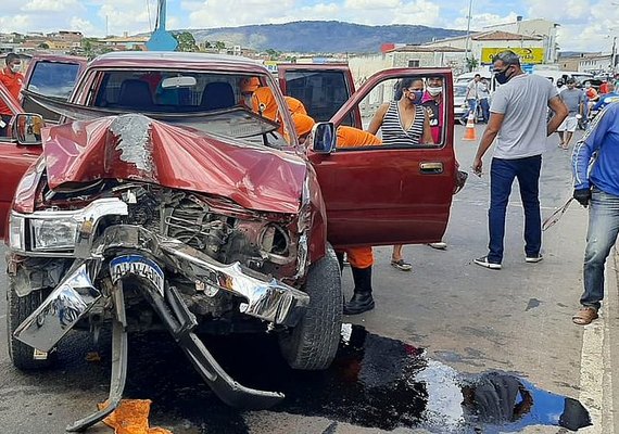 Van com pacientes de hemodiálise colide com caminhonete