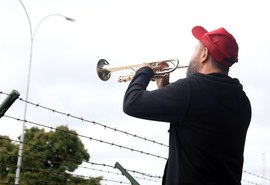 VÍDEO: manifestantes favoráveis e contrários a Bolsonaro fazem atos na PF