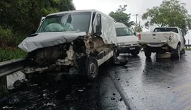 Acidente entre ônibus, van e caminhonete trava trânsito na Ladeira do Catolé