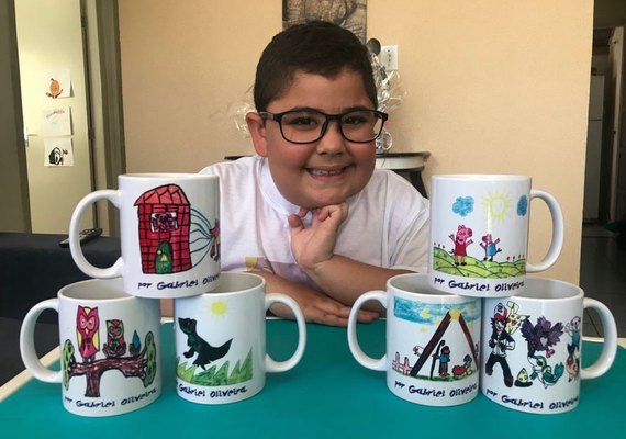 Família vende canecas com desenhos feitos por menino com doença rara em AL