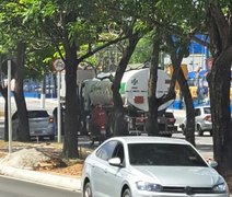 Caminhão tanque bate e arrasta veículo de passeio na Durval de Góes Monteiro