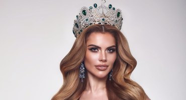 Miss Grand Brasil 2026, Paula Assunção, embarca rumo à Tailândia em busca da coroa para o Brasil
