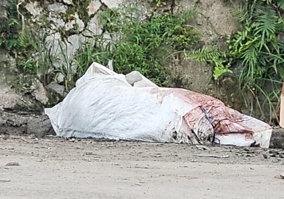 Corpo esquartejado é encontrado dentro de saco na Ladeira do Óleo, em Maceió