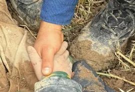 Menino de 10 anos que estava desaparecido é encontrado 'enterrado vivo'