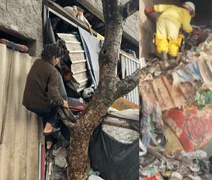 Casa de idosa tem 50 toneladas de lixo retiradas após 20 anos em SP