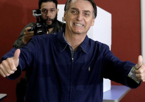 Católico, Bolsonaro investe em pauta evangélica e explode em segmento