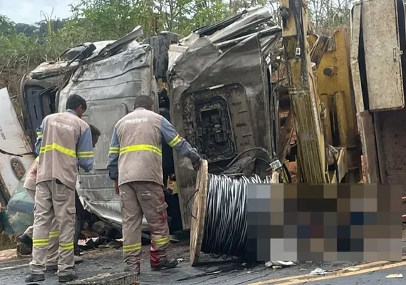 Caminhão capota na BR-416 e homem fica preso às ferragens