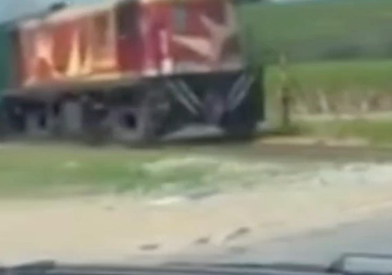 Vídeo: carro é atingido por trem enquanto passava em cruzamento em Satuba