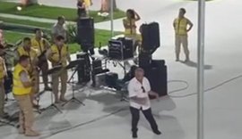 Vídeo de idoso dançando 'La Bamba' na Praça dos Martírios viraliza e diverte internautas; assista