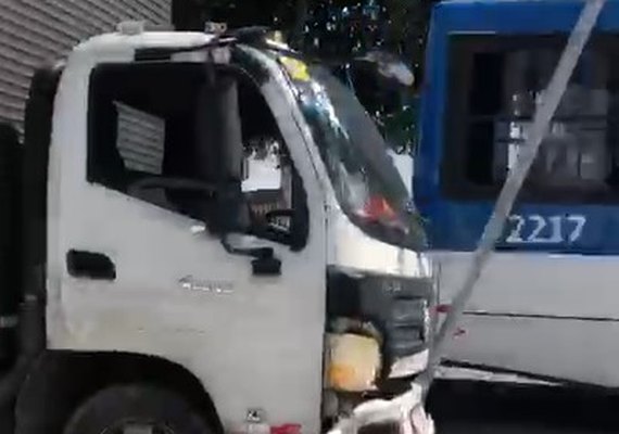 Caminhão colide com poste e atinge carro na Avenida Fernandes Lima, em Maceió
