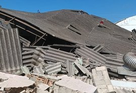Teto do Mercado de Jaraguá desaba durante obras de reforma em Maceió