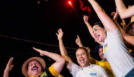Debaixo de forte chuva, multidão acompanha Renan Filho em caminhada histórica em Rio Largo