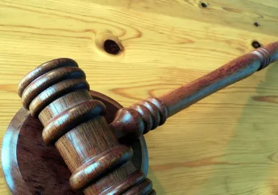 Mulher condenada por se passar por advogada e aplicar golpe em idosa