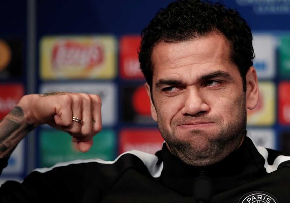 Dani Alves volta ao PSG após lesão, mas só joga em outubro