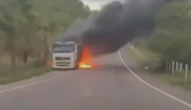Carreta pega fogo em trecho da BR-349 no Litoral Sul de Alagoas
