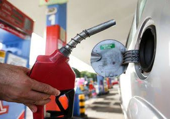 Gasolina cai só 22 centavos em AL, “metade” da redução dada pela Petrobras