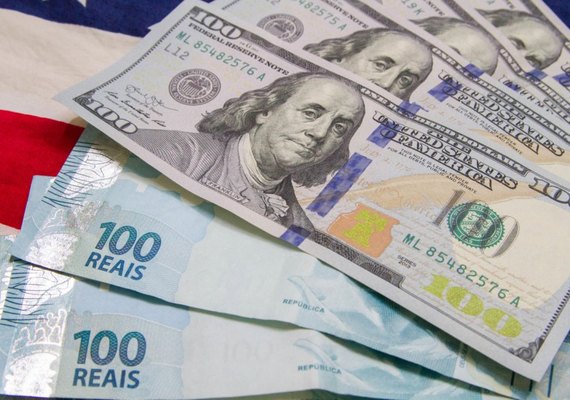 Dólar cai com aprovação da PEC dos Precatórios e alta da inflação; Bolsa sobe