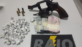 PM apreende duas armas de fogo e drogas em ações em Maceió