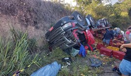 Motorista morre após caminhão tombar na AL-404