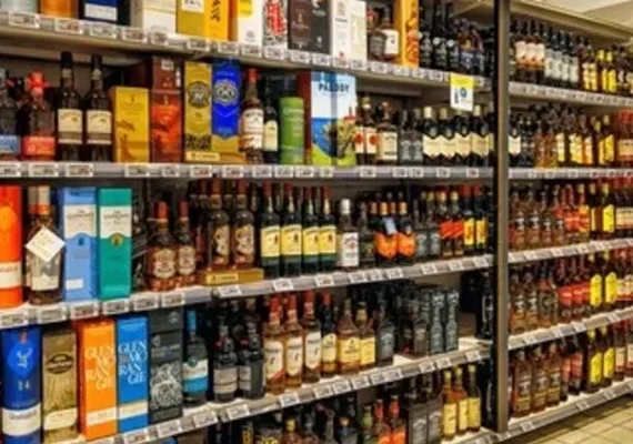 Homem é preso após tentar furtar whisky de supermercado em Arapiraca