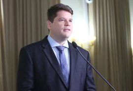 Davi deixa PP de Lira, conversa com JHC e garante legenda para Senado