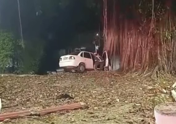 Vídeo: carro perde controle e quase cai em ribanceira no Farol, em Maceió