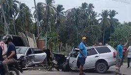 Colisão entre dois carros deixa feridos presos às ferragens em Ipioca