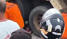 Duas pessoas acabam embaixo de caçamba após acidente de moto em Penedo