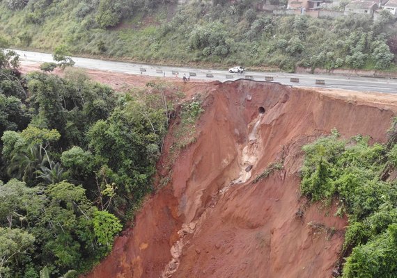 'Buraco de Alagoas': DNIT não dá data para conclusão de obras e desvio vai completar um ano