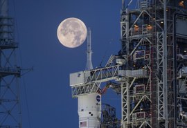 Artemis II: foguete da NASA é levado à plataforma para missão espacial