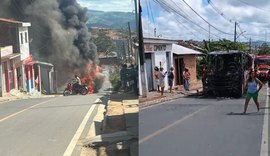Ônibus é destruído por incêndio em Santana do Mundaú