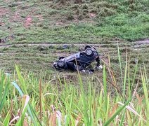 Veículo cai em ribanceira e capota em trecho da BR-316, em Atalaia; Veja vídeo