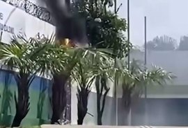 Poste pega fogo próximo a creche e assusta moradores no Pontal da Barra