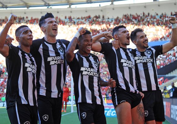 Botafogo vence o Flamengo por 3 a 2 e vira líder do Brasileirão