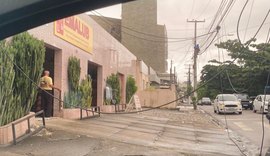Fios desemcapados caem sob rua no bairro do Poço em Maceió