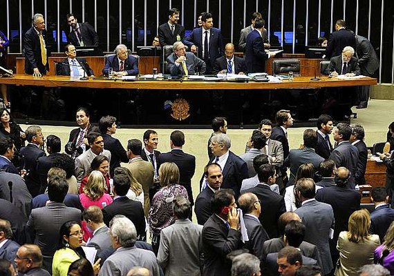 Terceirização é aprovada por cinco deputados alagoanos